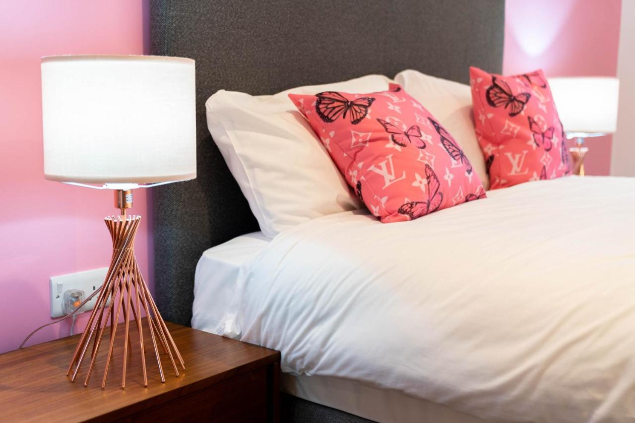 Maevela Apartments ☆ Pink Luxury Apartment With Balcony - Birmingham City Centre - 5 Min Walk From Bullring, Cube, Mailbox, New Street Station - Free Netflix & Wifi 外观 照片