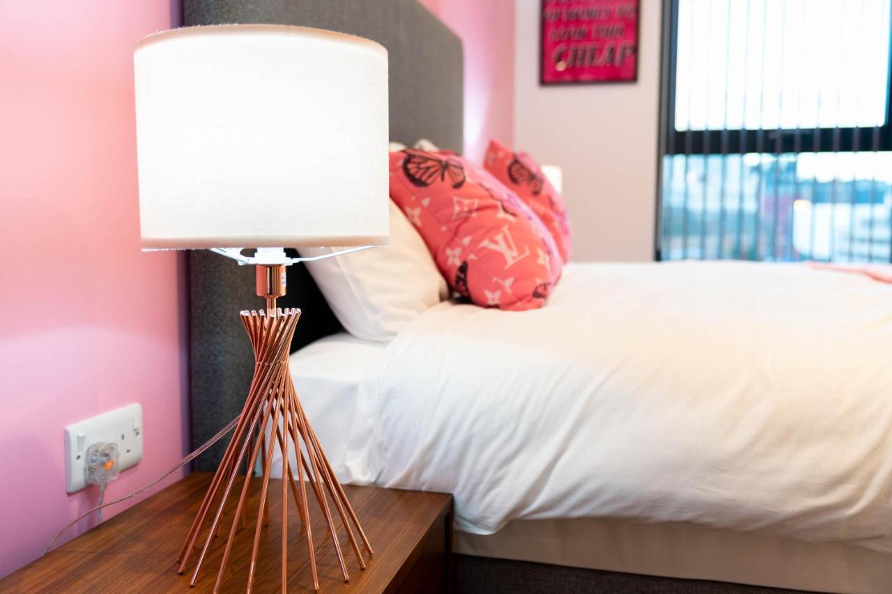 Maevela Apartments ☆ Pink Luxury Apartment With Balcony - Birmingham City Centre - 5 Min Walk From Bullring, Cube, Mailbox, New Street Station - Free Netflix & Wifi 外观 照片