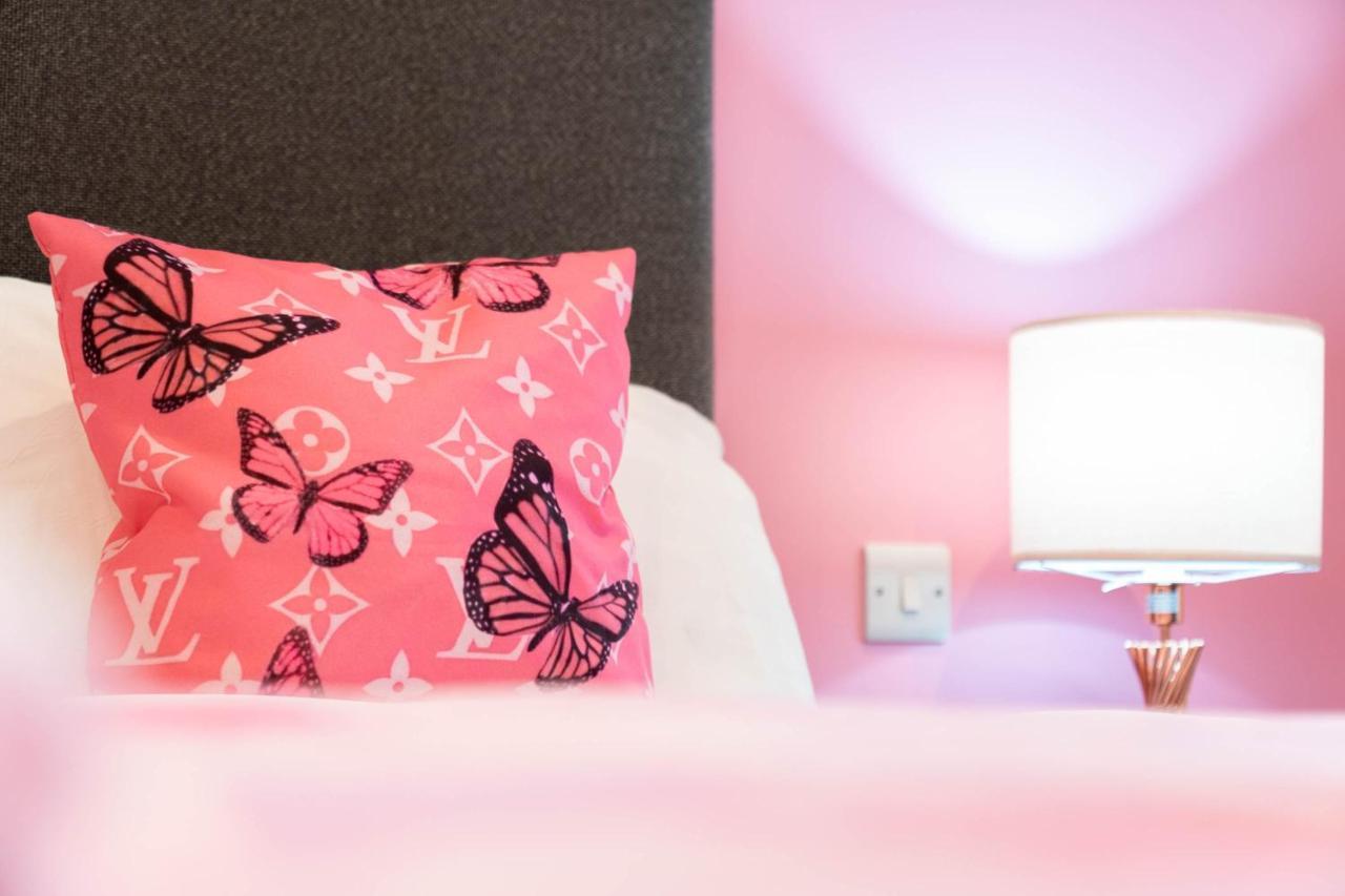 Maevela Apartments ☆ Pink Luxury Apartment With Balcony - Birmingham City Centre - 5 Min Walk From Bullring, Cube, Mailbox, New Street Station - Free Netflix & Wifi 外观 照片